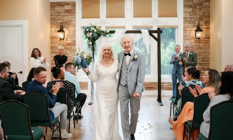 Chuyện tình vượt thời gian: Cô dâu 88 tuổi lần đầu mặc váy cưới, kết hôn với mối tình thanh xuân