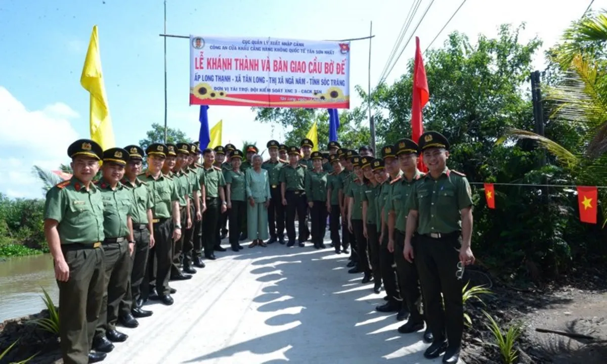 Công an cửa khẩu Cảng HKQT Tân Sơn Nhất trao tặng cầu giao thông nông thôn