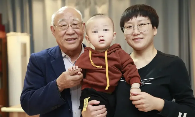 1605 - bác sĩ Li Yi và vợ sinh được một cậu con trai đầu lòng - nd 3