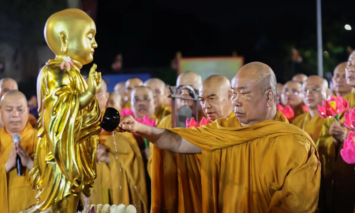 TPHCM: Hàng ngàn người cung rước tượng Phật mừng lễ Phật đản