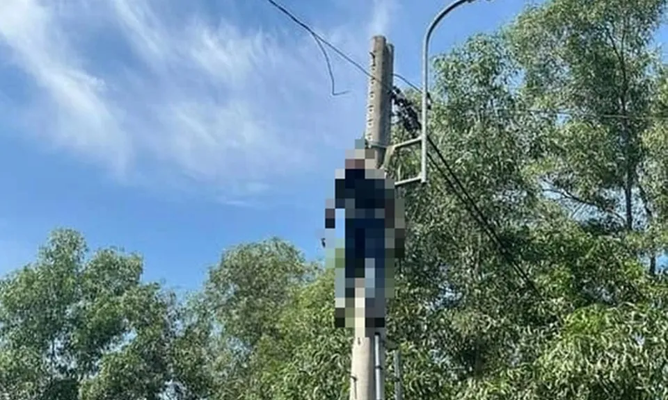 Người đàn ông tử vong trên cột điện khi đấu nối dây điện