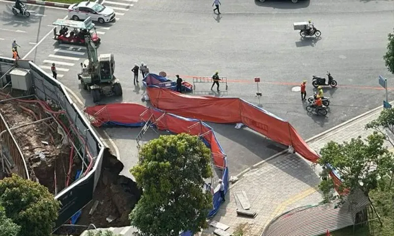 Mưa lớn làm sạt đường khu đô thị phía Tây Hà Nội
