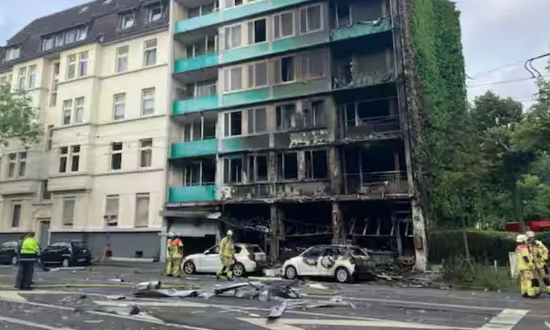 Ít nhất 3 người chết trong một vụ nổ và cháy chung cư ở Dusseldorf, Đức