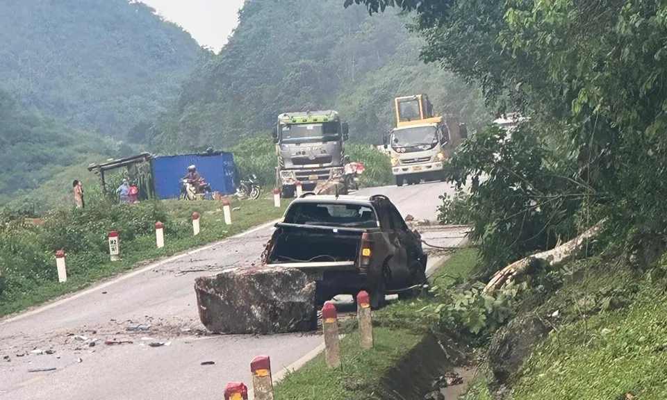 Sơn La: Đá lăn từ trên núi xuống, đè trúng 2 ô tô đang chạy trên quốc lộ 6