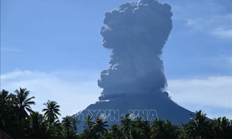 Núi lửa phun trào ở miền Đông Indonesia