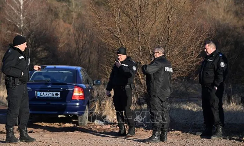 2 xe tải chở người nhập cư bị chặn tại biên giới Bulgaria với Romania
