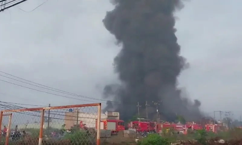 TPHCM: Xưởng nhựa cháy lớn ở Bình Chánh