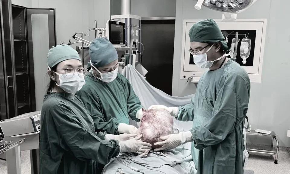 Bé gái 12 tuổi mang trong người khối u buồng trứng gần 12kg