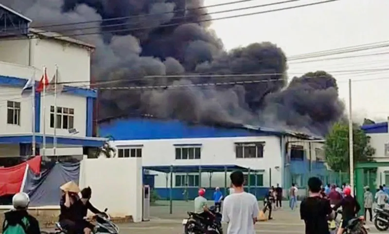 Công ty sản xuất giày dép trong Khu công nghiệp Sông Mây bốc cháy dữ dội