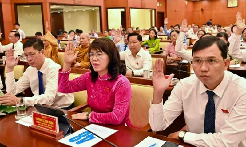 Đại biểu HĐND TPHCM biểu quyết tại kỳ họp 