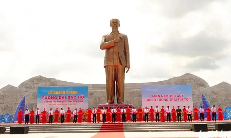 Khánh thành Tượng đài Chủ tịch Hồ Chí Minh ở Phú Quốc