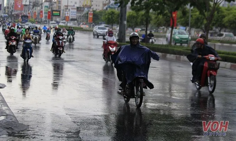 TPHCM ngày nắng nóng, chiều tối có mưa dông 