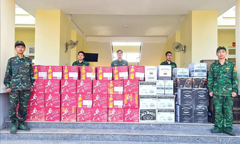 Vận chuyển lậu hàng ngàn chai rượu ngoại vào Việt Nam