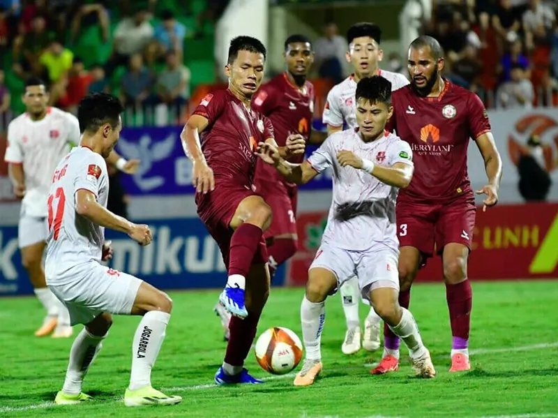 CLB Hải Phòng rơi điểm đáng tiếc trước chủ nhà Bình Định tại vòng 19 V-League 2023/24 - Ảnh: internet