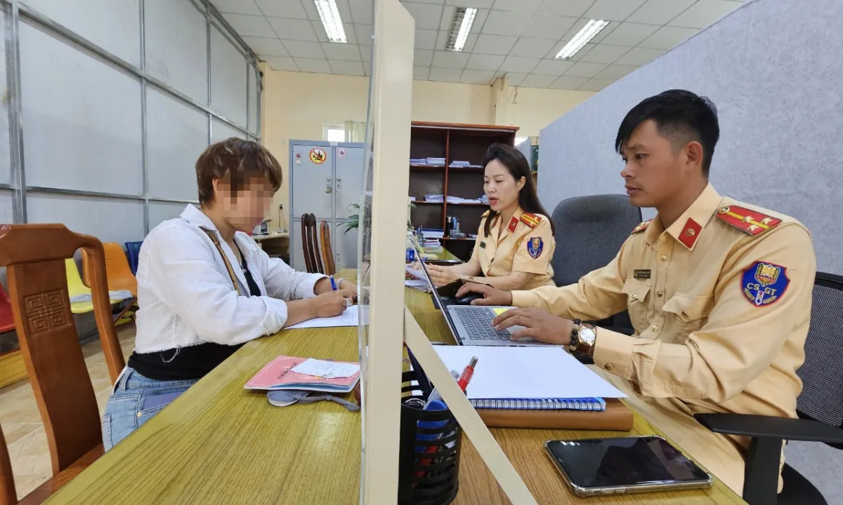 Dừng ô tô, nhảy múa giữa đường, nhóm phụ nữ bị “mời” về đồn