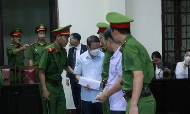 Cựu Bí thư Tỉnh ủy Lào Cai Nguyễn Văn Vịnh cùng đồng phạm hầu tòa