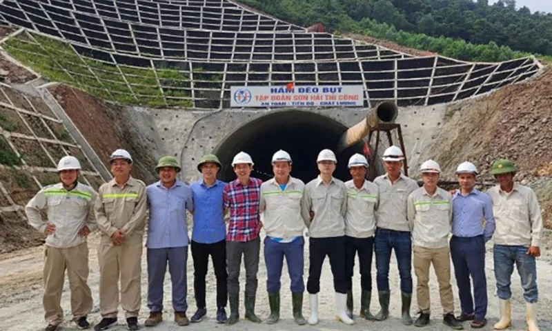 Hầm đường bộ Đèo Bụt đã thông nhánh bên phải