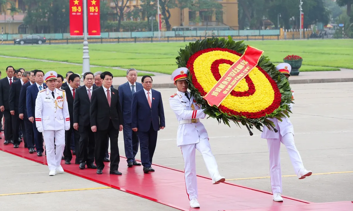 Đại biểu Quốc hội dự Kỳ họp thứ 7 vào Lăng viếng Chủ tịch Hồ Chí Minh