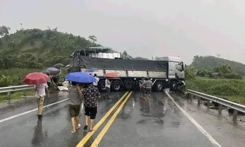 Xe tải mất lái, đâm vào lan can quay ngang xe gây ùn tắc trên cao tốc