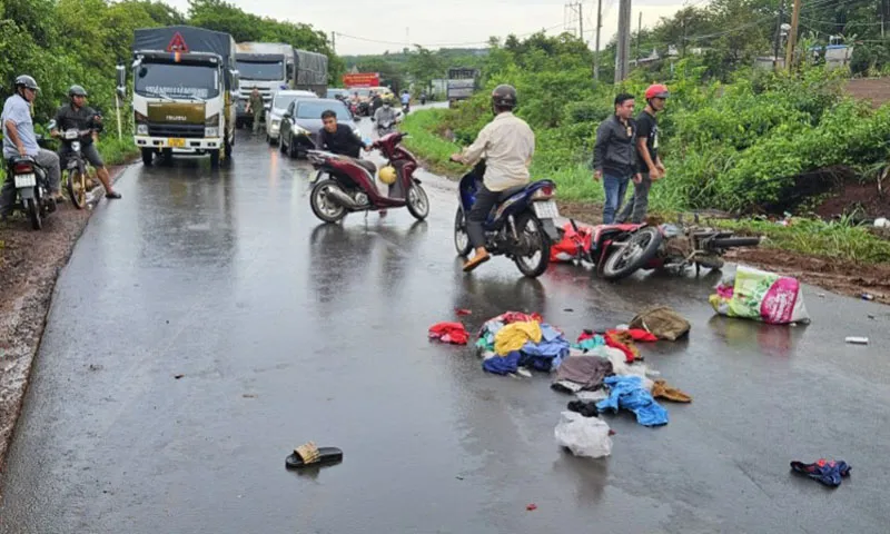 Xe máy va chạm với xe tải tại khúc cua 2 người tử vong