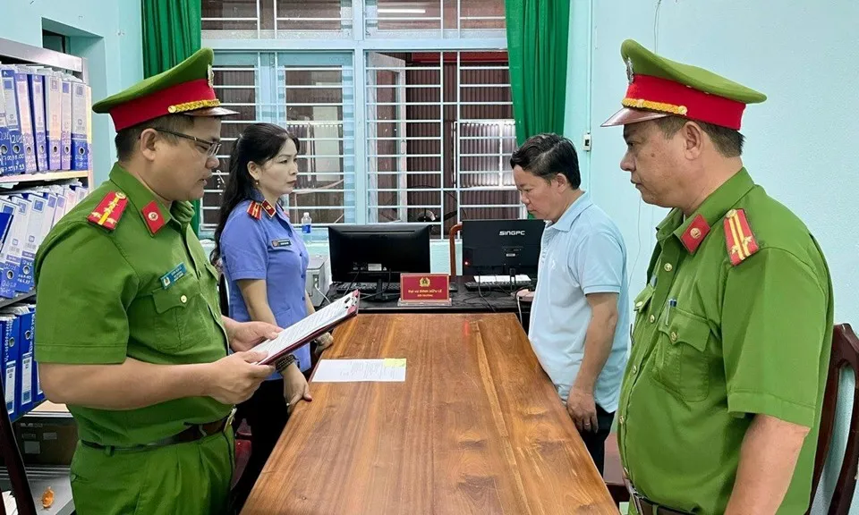 Khởi tố, bắt tạm giam nguyên Tổng giám đốc “phá” rừng tự nhiên