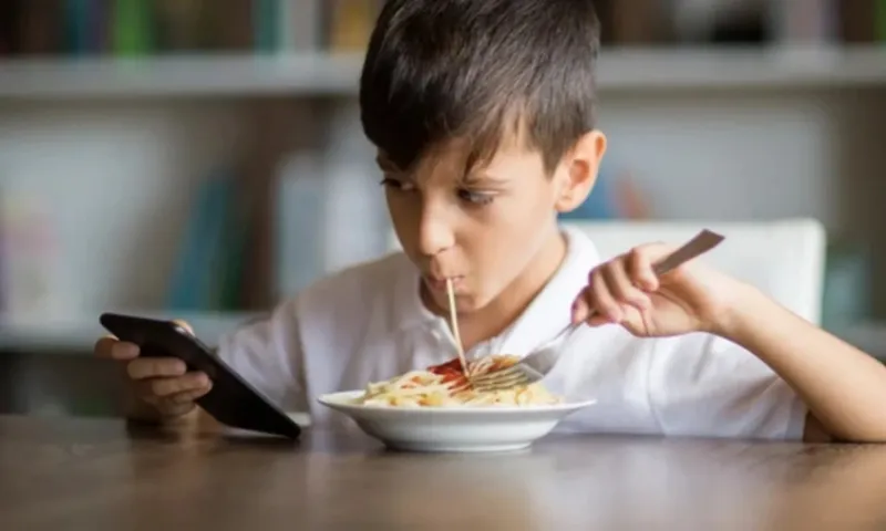 Những nguy cơ khi cho trẻ vừa ăn vừa xem điện thoại