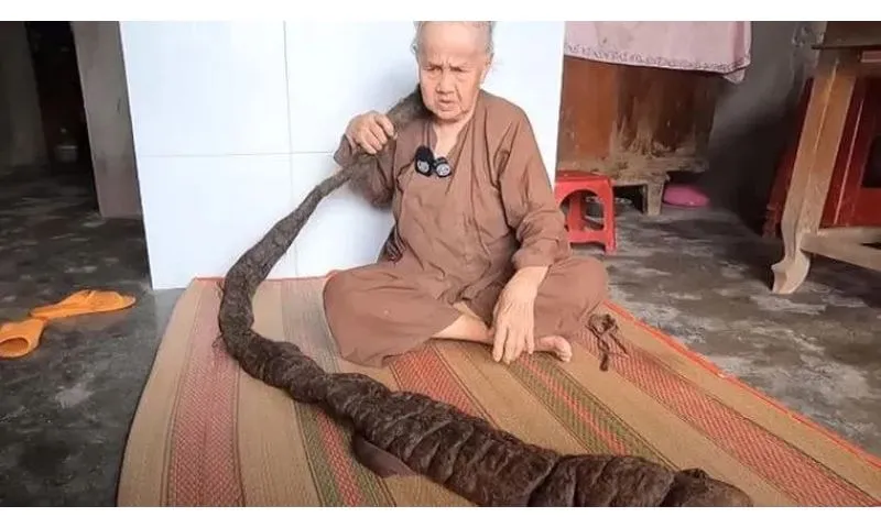 Mái tóc dài 4 mét, kết đanh 30 năm không gội vẫn sạch của người phụ nữ miền Tây
