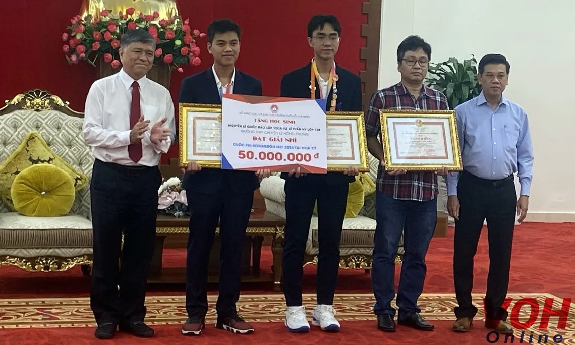 Tặng bằng khen cho 2 học sinh đạt giải Cuộc thi Khoa học kỹ thuật quốc tế - ISEF 2024
