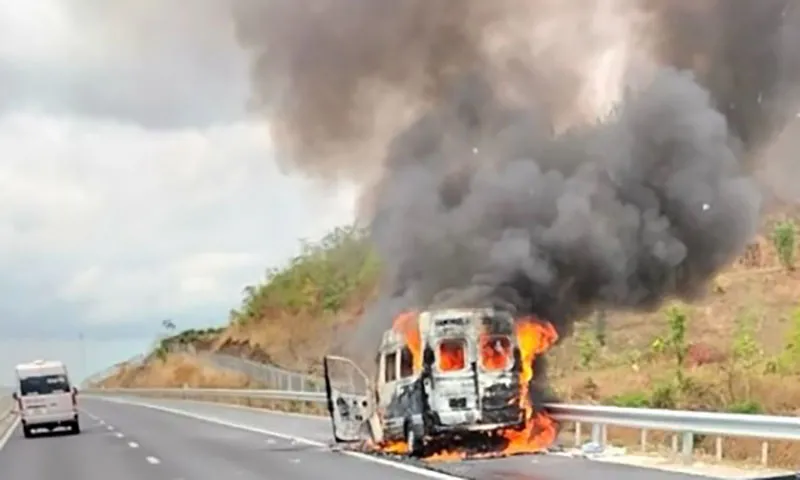 Ôtô 16 chỗ bốc cháy trên cao tốc Phan Thiết - Dầu Giây