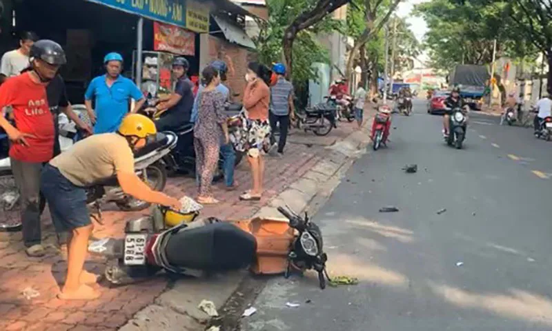 Hiện trường nơi chiếc ô tô tông trúng người phụ nữ đi xe máy