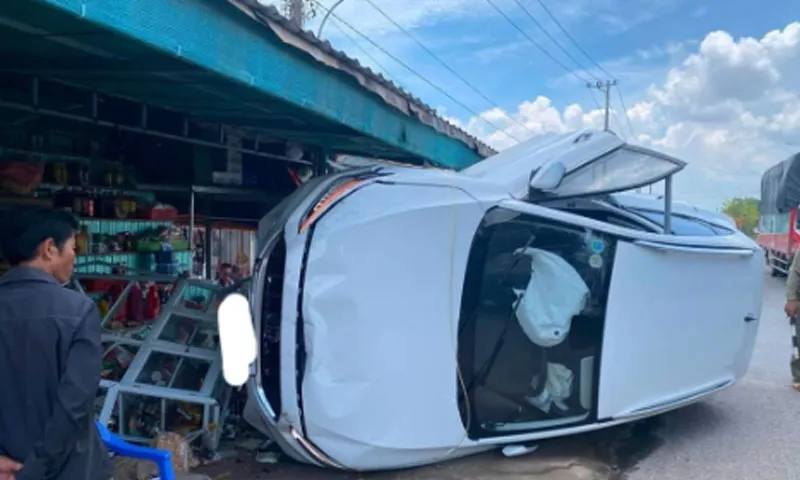 Tài xế ô tô ngủ gục, xe tông vào tiệm tạp hóa bên đường