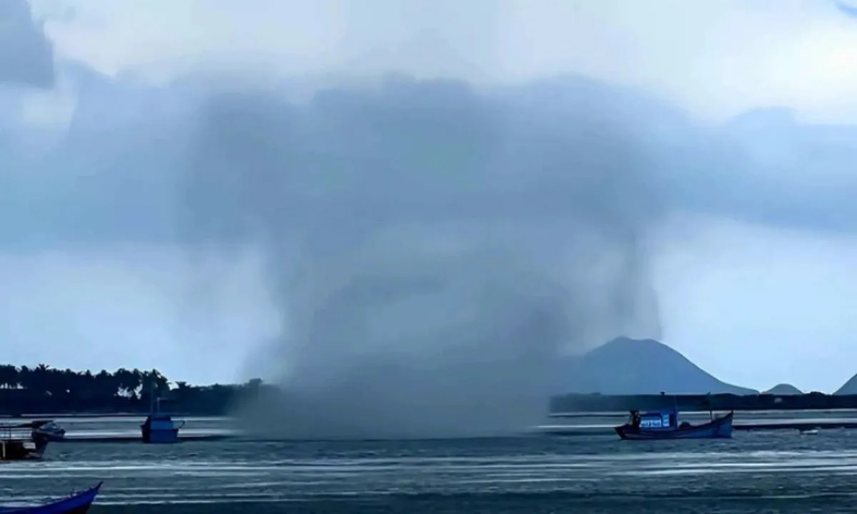 Khánh Hòa: Vòi rồng xuất hiện trên biển làm lật thuyền