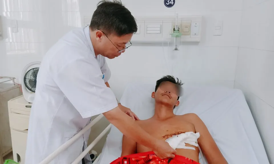 Cứu sống bệnh nhân bị dao đâm thủng tim