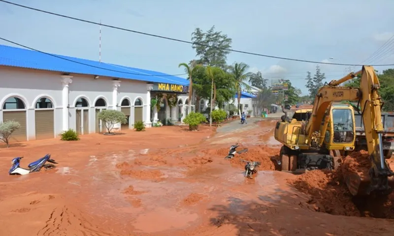 Bình Thuận chỉ đạo khắc phục, chủ động ứng phó sau sự cố sạt lở cát đỏ