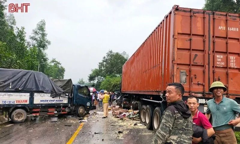 Hiên trường vụ tai nạn tại Hà Tĩnh xe tải đối đầu xe container