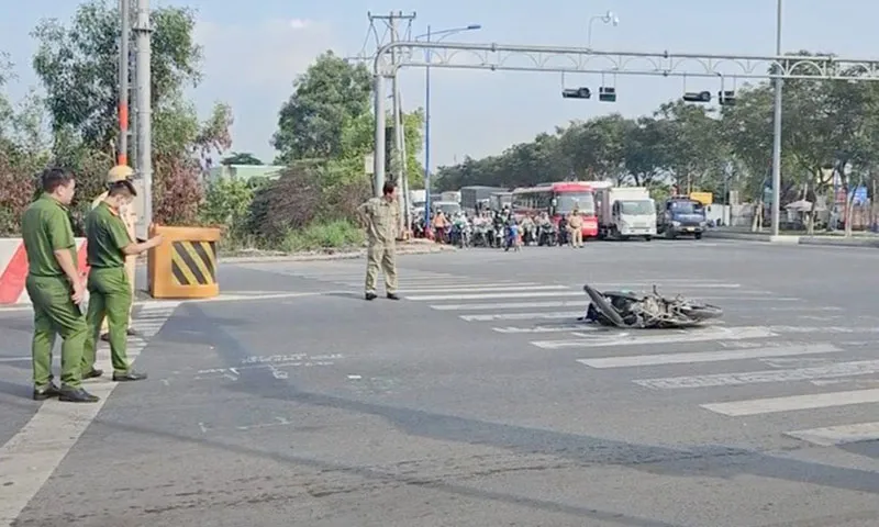 Bình Tân: Xe tải va chạm với xe máy khiến một người tử vong