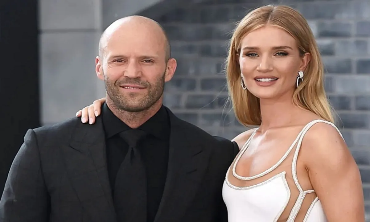 Cô vợ siêu mẫu của tài tử Jason Statham bất ngờ đăng ảnh khỏa thân khi dự LHP Cannes