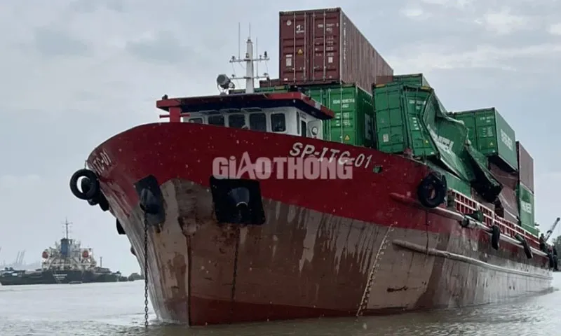 Va chạm với tàu nước ngoài, 9 container từ tàu Việt Nam rơi xuống sông  Ảnh baogiaothong