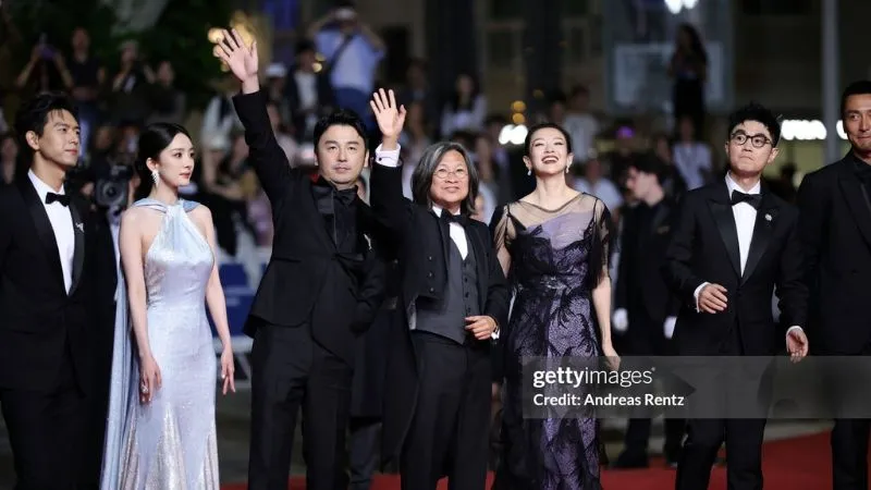 duong-mich-chuong-tu-di-cung-dan-sao-tuong-vien-long-toa-sang-tren-tham-do-cannes-2024 (6)