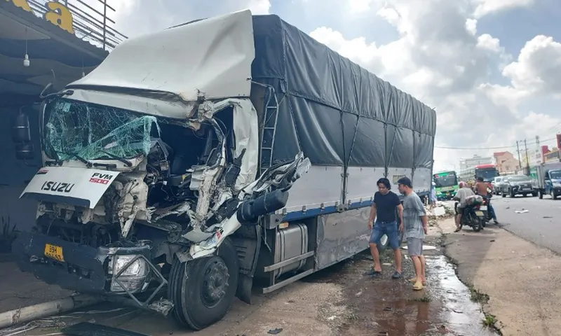 Ô tô tải tông hàng loạt xe trên quốc lộ 1, hai người thương vong