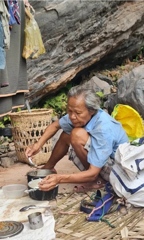 Ông Đinh Nê nấu cơm ăn cùng muối