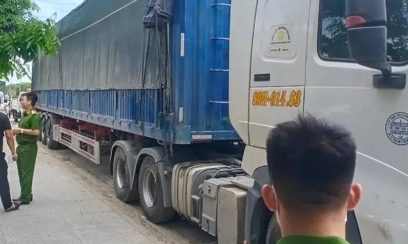 Tài xế container đậu xe bên đường, tử vong trong cabin