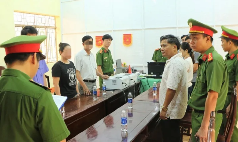 Công bố quyết định khởi tố bị can và lệnh bắt bị can để tạm giam đối với Nguyễn Hữu Hóa (áo trắng bên phải) cong an binh phuoc