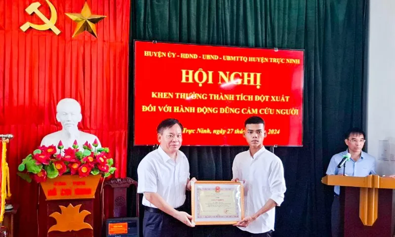Nam Định khen thưởng 2 thanh niên đập tường cứu người trong vụ cháy nhà trọ