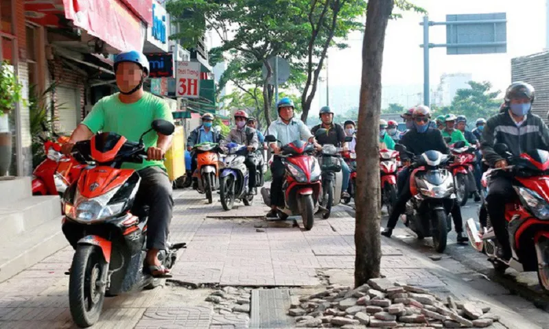 Ô tô, xe máy đi lên vỉa hè có bị phạt không?