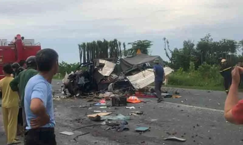 Hiện trường vụ tai nạn xe lật