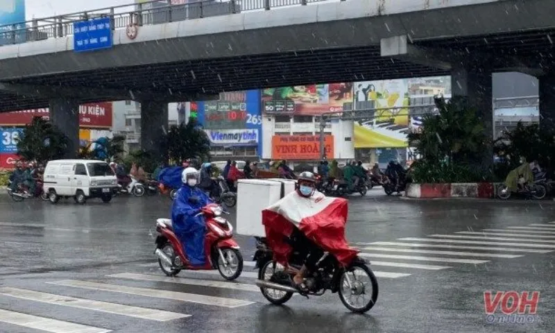 Cảnh báo mưa giông kèm sấm sét tại TPHCM 