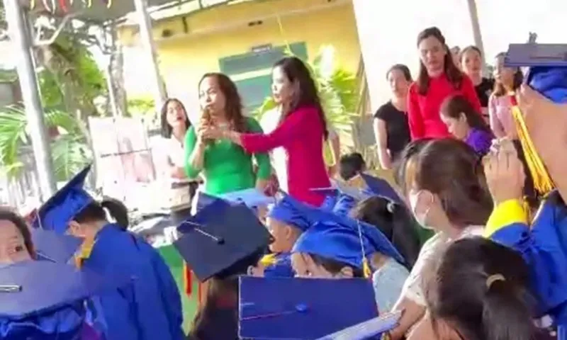 Xác minh việc hiệu trưởng một trường mầm non giật micro ngăn phụ huynh phát biểu