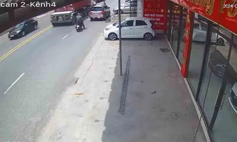 Xe máy đi sai làn, phóng nhanh bị kẹt cứng vào đuôi ô tô