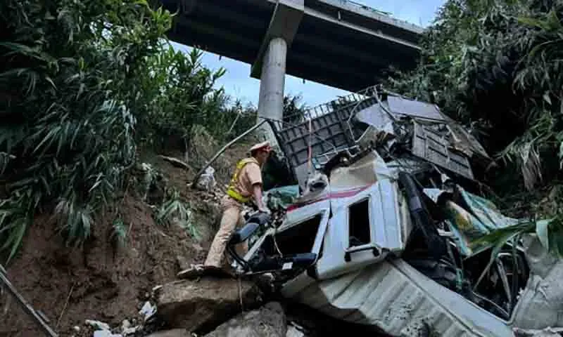 Vụ xe khách rớt xuống vực ở Lào Cai, tài xế tử vong 